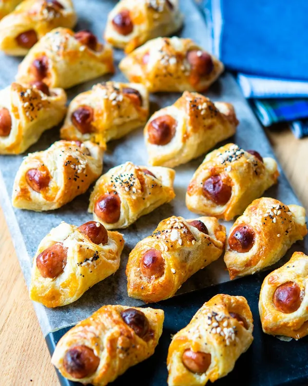 ( III. )Pigs in coat. Carnaciori in aluat si sos BBQ copti in cuptor. Pret:7,99 RON/ 100 g. Sos 3,99/ 100 g.