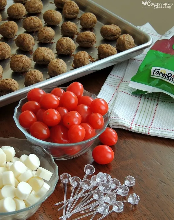 ( IV. )Chiftelute cu mozzarella si rosii chery pe bat cu sos vinegar. Pret:19,99 RON/100 g. Sos 3,99/100 g.