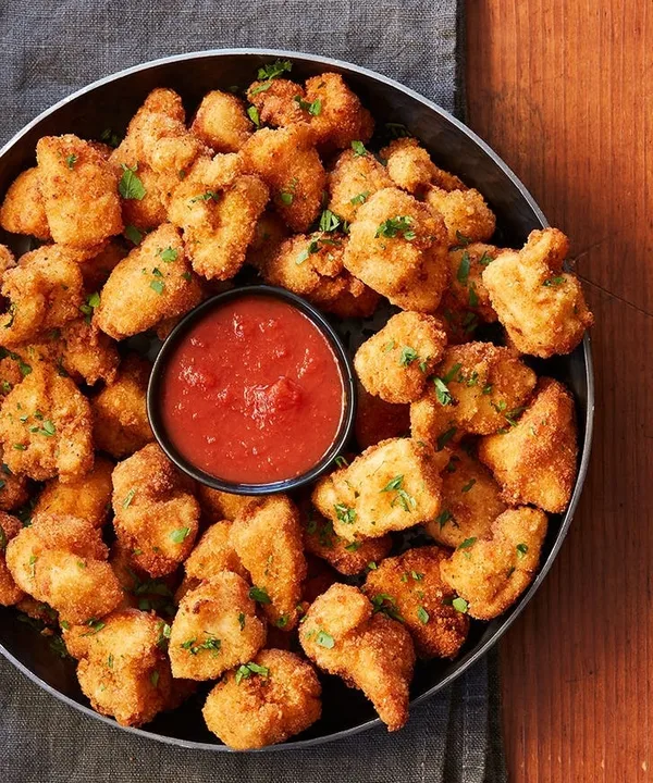 ( VI.)Chicken parmesan nuggets Pret: 2,99 RON/100 g. Sos 3,99/100 g.