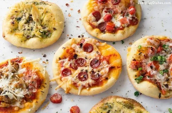 ( II. )Mini Pizza. Sos condimentat,cascaval, salam, parmezan,masline,Pret: 4,99 RON/100 g. Sos 3,99/ 100 g.
