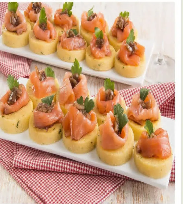 (VIII.) tartlete din polenta cu somon afumat si ceapa perle. Pret :3,50 RON/buc.