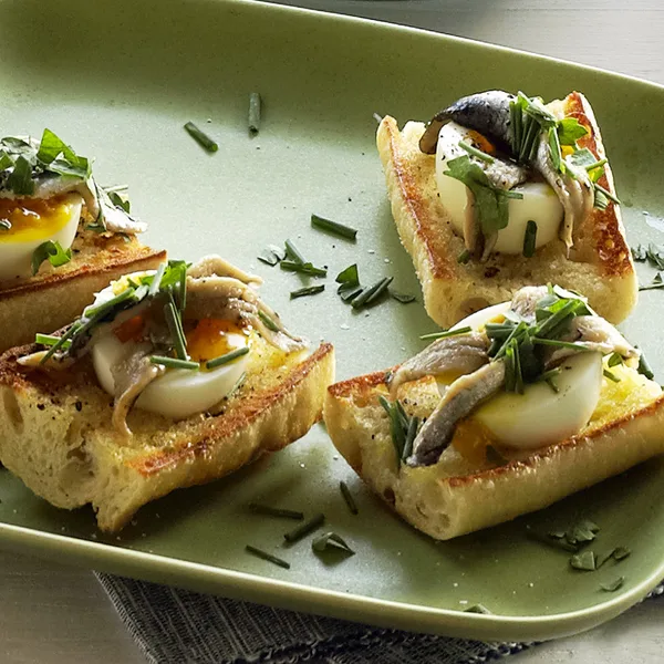 (XVII.)Crostini cu ou casino si anchovies Pret: 4,99 RON/buc