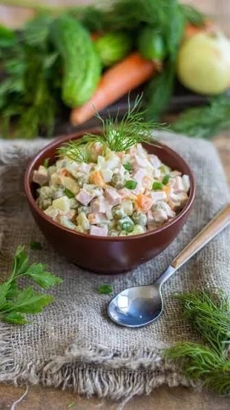 (XVIII.)Russian salad cu piept de pui. Pret: 4,99 RON/100 g.
